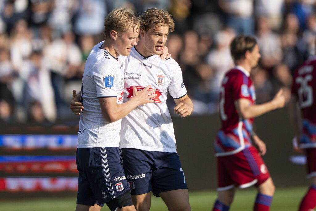 AGF's Mads Emil Madsen fejrer scoring med Tobias Bech.