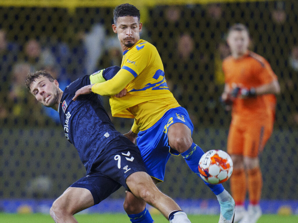 Frederik Alves i kamp om bolden mod AGF's Patrick Mortensen