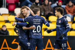 Mikael Anderson jubler med holdkammeraterne over en scoring til AGF.