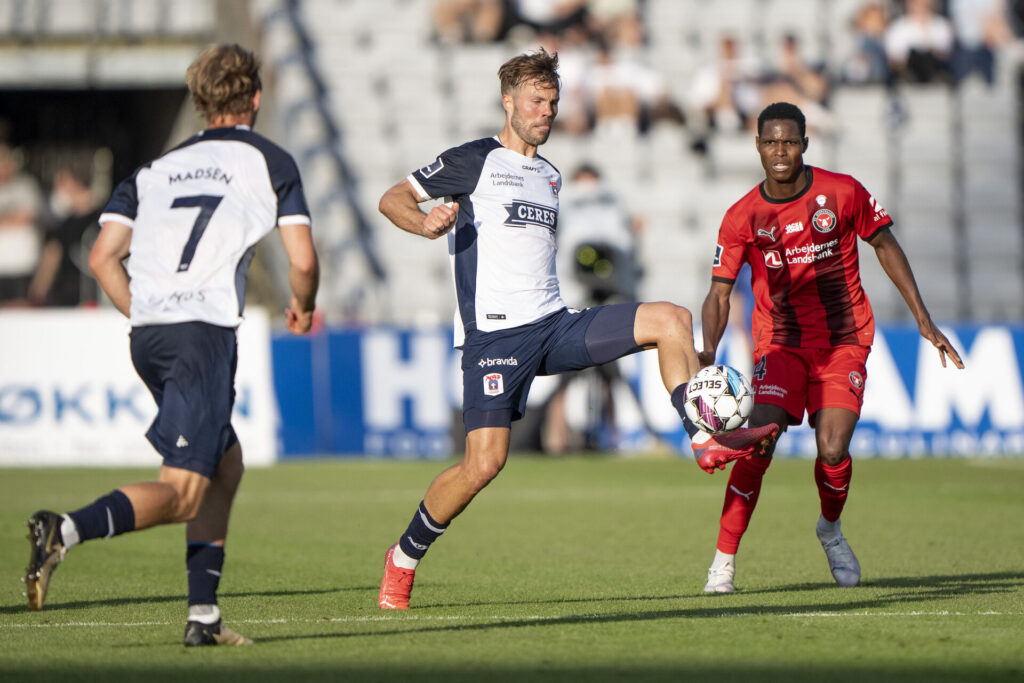 Patrick Mortensen på bolden i AGF's kamp mod FC Midtjylland.