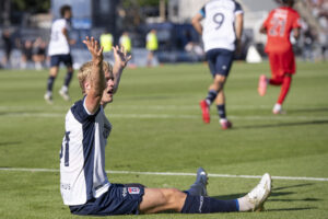 AGFs Tobias Bech appellerer for straffespark efter duellen med FC Midtjyllands Mads Bech under superligakampen mellem AGF og FC Midtjylland i Ceres Park i Aarhus fredag den 19. juli 2024.