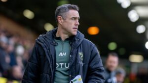 Andrew Hughes på sidelinjen for Norwich.