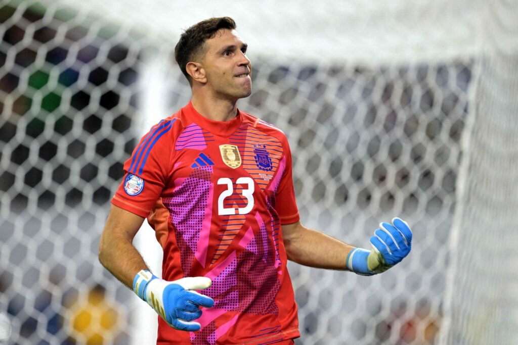 Emiliano Martinez fejrer end redning under kampen mellem Argentina og Ecuador ved Copa America-