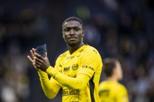 Imam Jagne klapper ud til klubbens fans for Mjällby