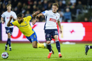 Sebastian Hausner i duel for AGF mod Brøndby IF's Anis Ben Slimane.