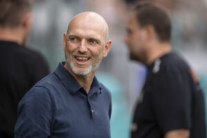 Jesper Sørensen på sidelinjen under Brøndby IF's 3-3-kamp mod Viborg FF.