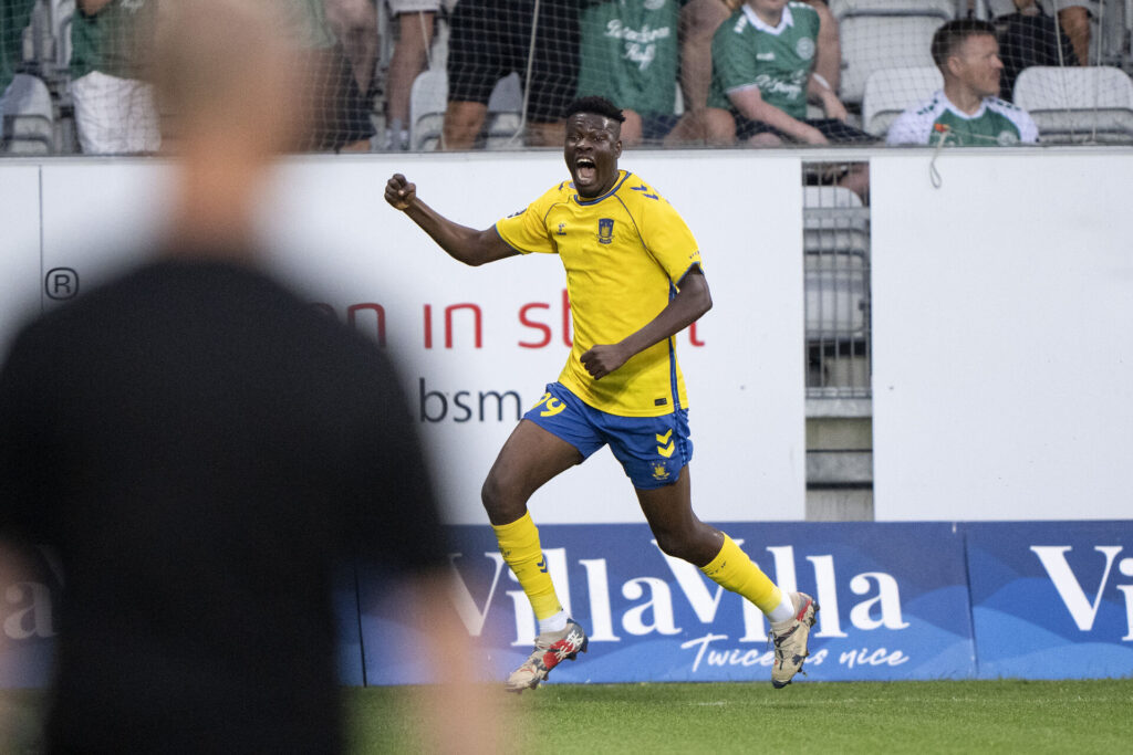 Emmanuel Yeboah i fejrer sin scoring for Brøndby IF.