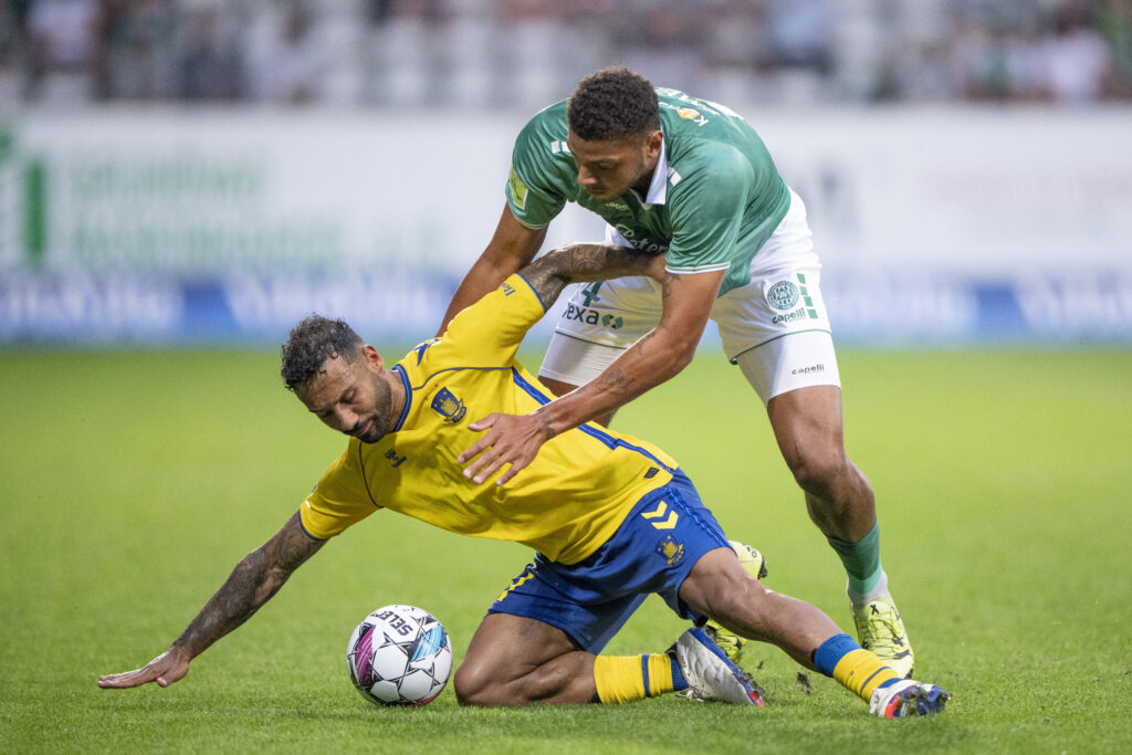 Sean Klaiber og Anosike Ementa i duel i kampen mellem Brøndby IF og Viborg FF.