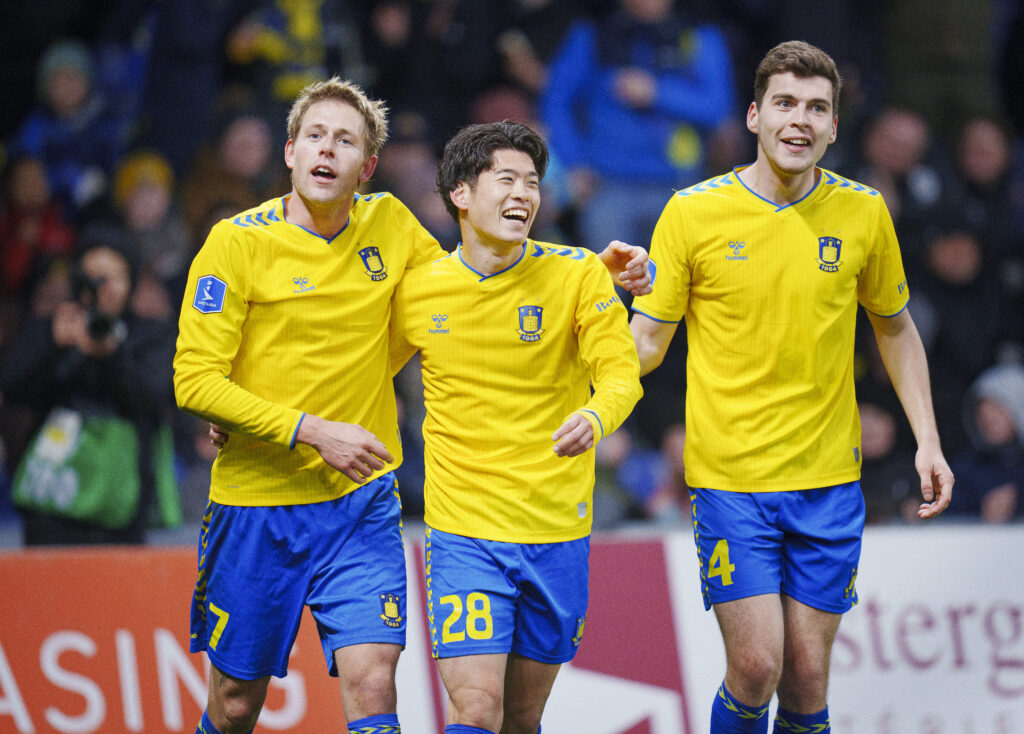 Brøndbys Yuito Suzuki scorer til 4-1 og jubler med Nicolai Vallys og Jacob Rasmussen under superligakamppen mellem Brøndby og Silkeborg IF i på Brøndby Stadion søndag den 17. marts 2024.