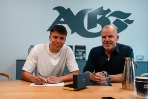 Luka Callø skriver under med AGF.