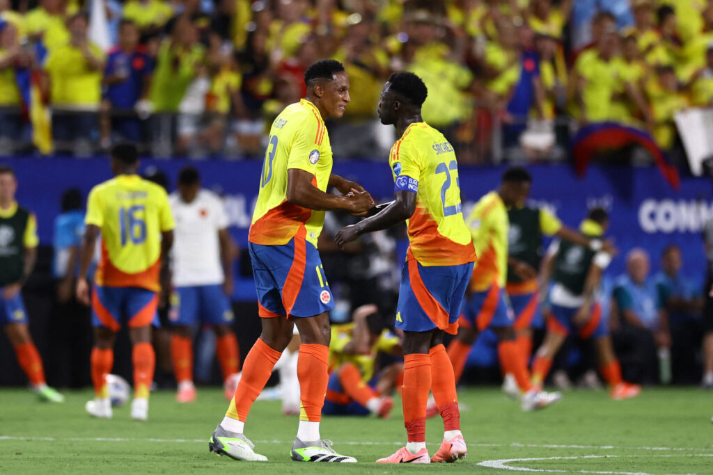 Colombia-spillere i snak under kampen mod Uruguay i Copa America-semifinalen,.
