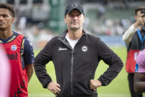 Cheftræner Søren Krogh hilser på OBs skuffede fans efter superligakampen mellem Viborg FF og OB på Energi Viborg Arena lørdag den 25. maj 2024.