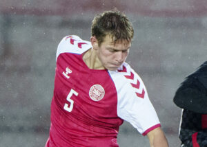 Danmarks Mathias Ross i kamp med Kroatiens Dion Beljo i U21 EM-kvalifikationskampen mellem Danmark og Kroatien på Vejle Stadion tirsdag den 27. september 2022.