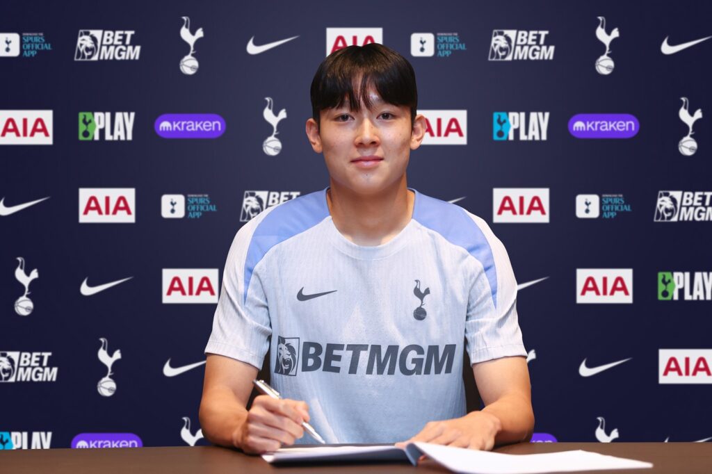 Yang Min-Hyeok præsenteres som ny spiller i Tottenham.