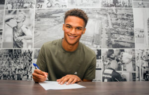 Charly Nouck underskriver kontrakt i Viborg