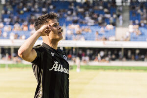 Luca Kjerrumgaard holder fingrene i ørene