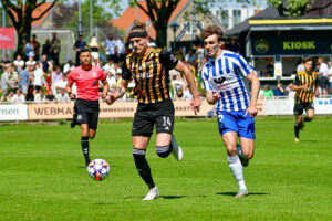 Frederik Høgh i duel med en EfB-spiller i kamp for Aarhus Fremad