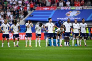 Det engelske hold ser til, mens straffesparkskonkurrencen løber af stablen.