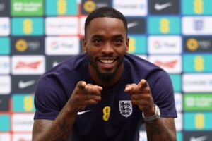 Toney laver sjov på pressemøde