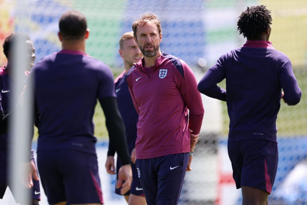 Gareth Southgate tænker sig om under en træning med det engelske landshold.