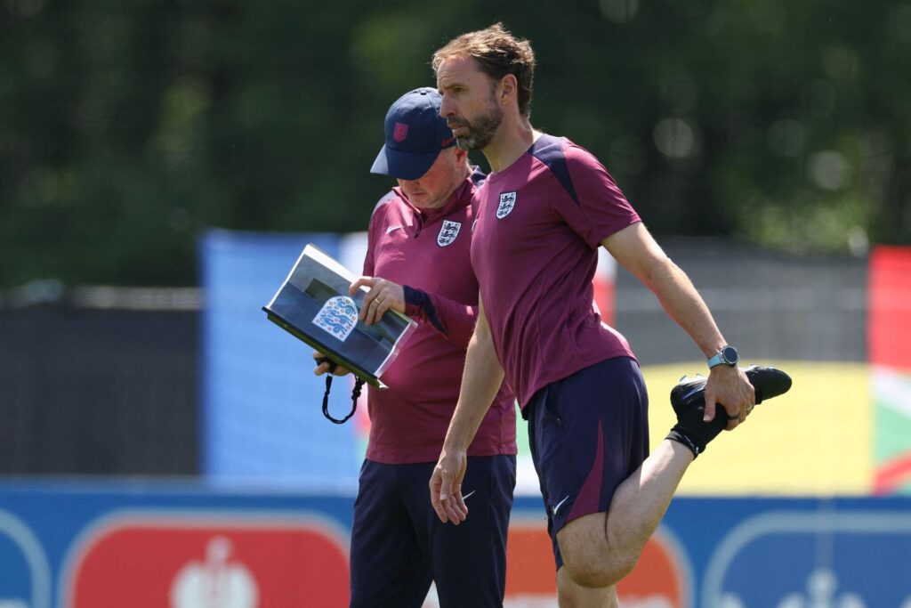 Gareth Southgate strækker ud under en engelsk landsholdstræning.