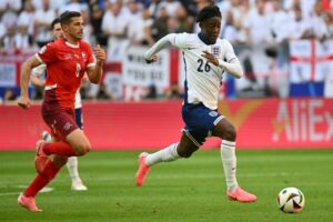 Kobbie Mainoo driver bolden mod Schweiz ved EM 2024.