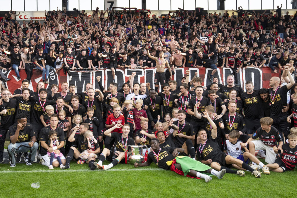 FC midtjylland-spillerne poserer med Danmarksmesterskabspokalen foran sine mange fans i Herning.