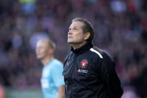 Thomas Thomasberg kigger mod himlen under en kamp mellem Silkeborg IF og FC Midtjylland.