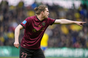 Mads Bech Sørensen dirigerer med sine holdkammerater i FCM.