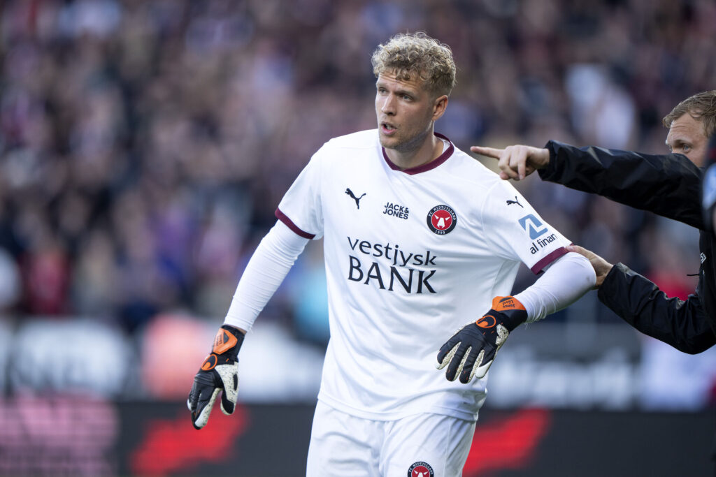 Jonas Lössl får instrukser for FC Midtjylland