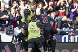 FC Midtjyllands spillere jubler, efter Aral Simsir har scoret til 3-2 under superligakampen mellem FC Midtjylland og Silkeborg IF på MCH Arena i Herning