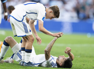 Elias Jelert hjælper Kevin Diks under en kamp mellem F.C. København og Randers FC