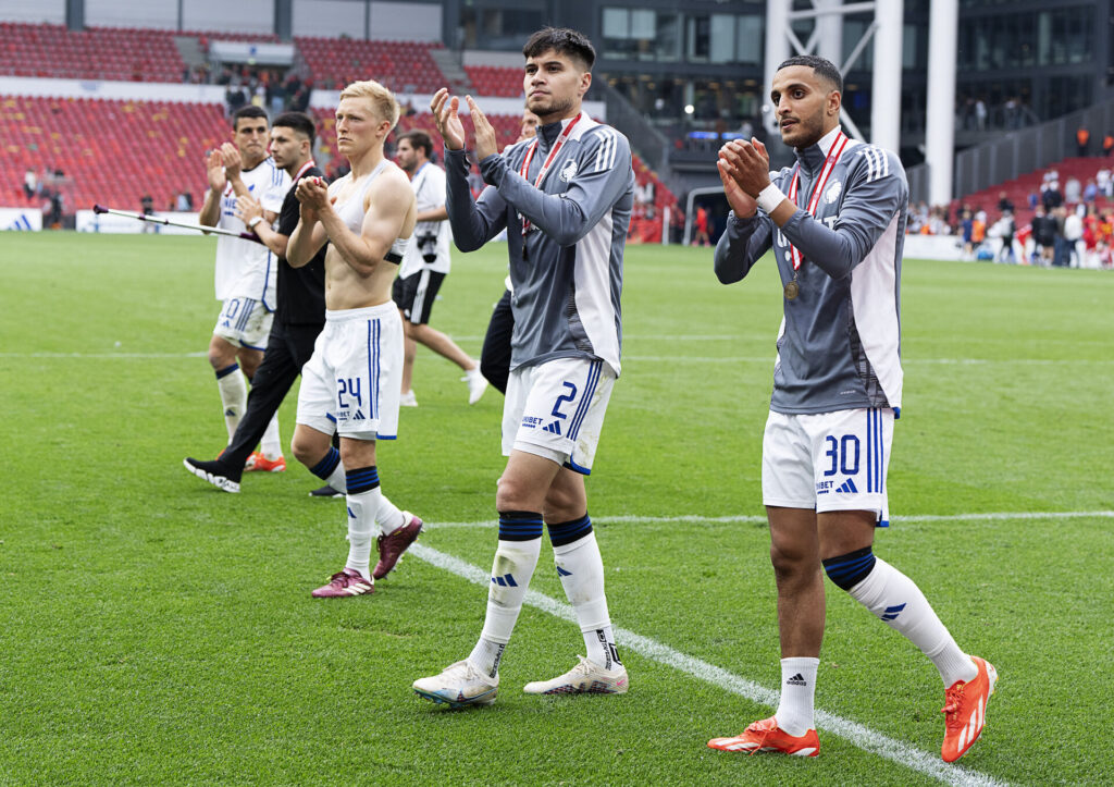 Kevin Diks, Birger Meling og Elias Achouri takker af efter kampen mod FC Nordsjælland i Parken.
