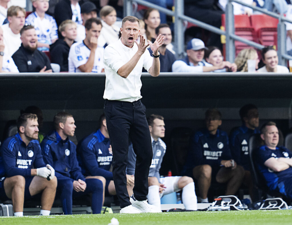 Jacob Neestrup på sidelinjen for FCK under kampen mod AGF i Parken.