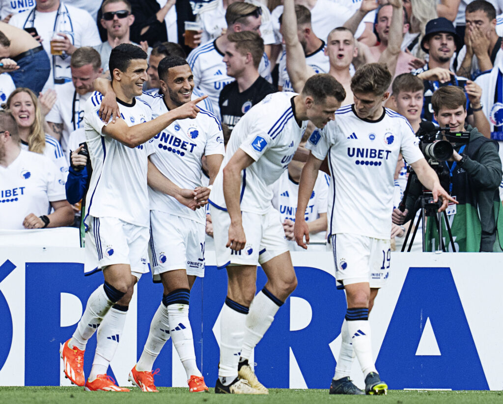 FCK-spillerne fejrer en scoring i Parken.