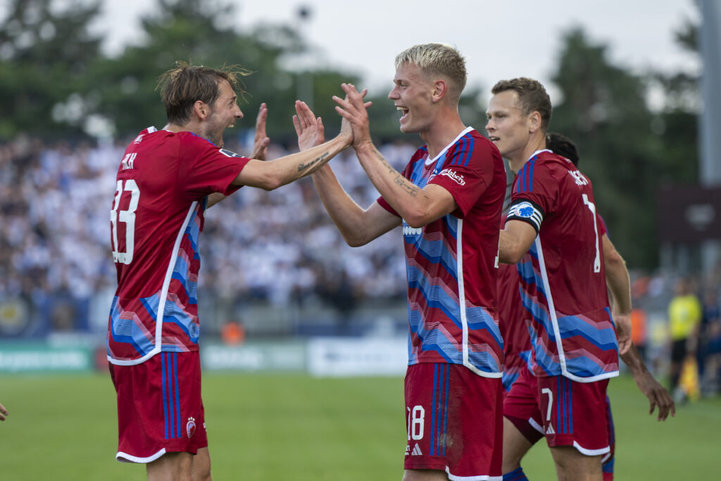 Orri Óskarsson og Rasmus Falk jubler over en scoring for FCK. Se stillingen i Superligaen og alle de andre store ligaer med campo.dk