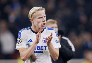 Oscar Højliund i kamp for F.C. København mod Manchester City.