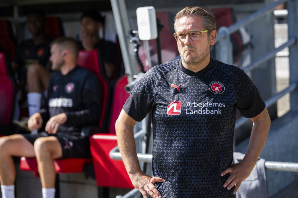 Thomas Thomasberg med en bekymret mine under FCM's kamp mod FC Nordsjælland.