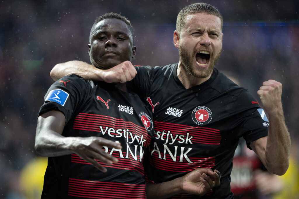FCMs Franculino Dju har scoret sejrsmålet til 3-2 og jubler med Sverrir Ingason under superligakampen mellem FC Midtjylland og Brøndby IF på MCH Arena i Herning søndag den 5. maj 2024.
