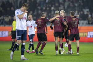 Charles fejrer en scoring sammen med sin holdkammerater i FC Midtjylland.