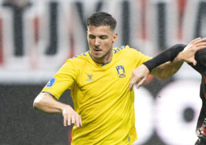 FCMs Rigon Matos Charles i kamp med Brøndbys Jordi Vanlerberghe under superligakampen mellem FC Midtjylland og Brøndby IF på MCH Arena i Herning søndag den 5. maj 2024.