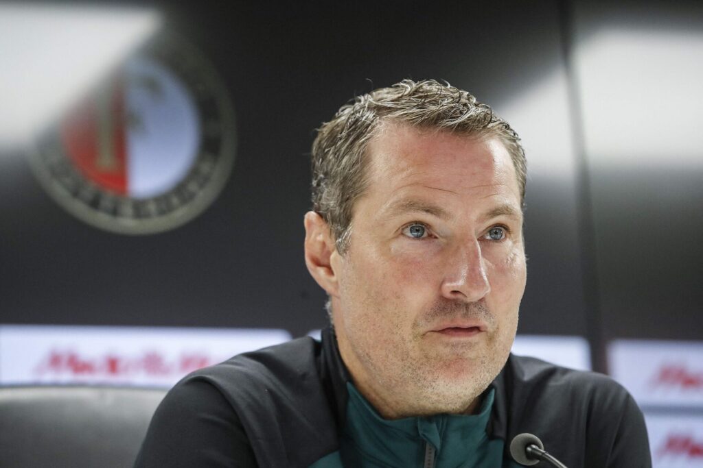 Brian Priske sidder på pressemøde for Feyenoord