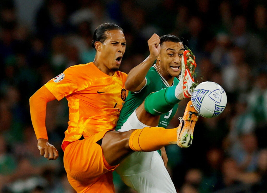Virgil van Dijk og Adam Idah i duel under EM-kvalifikationskampen mellem Irland og Holland.