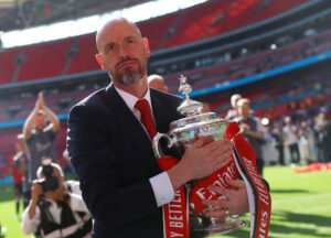 Erik ten Hag med FA Cup-trofæet for Manchester United.