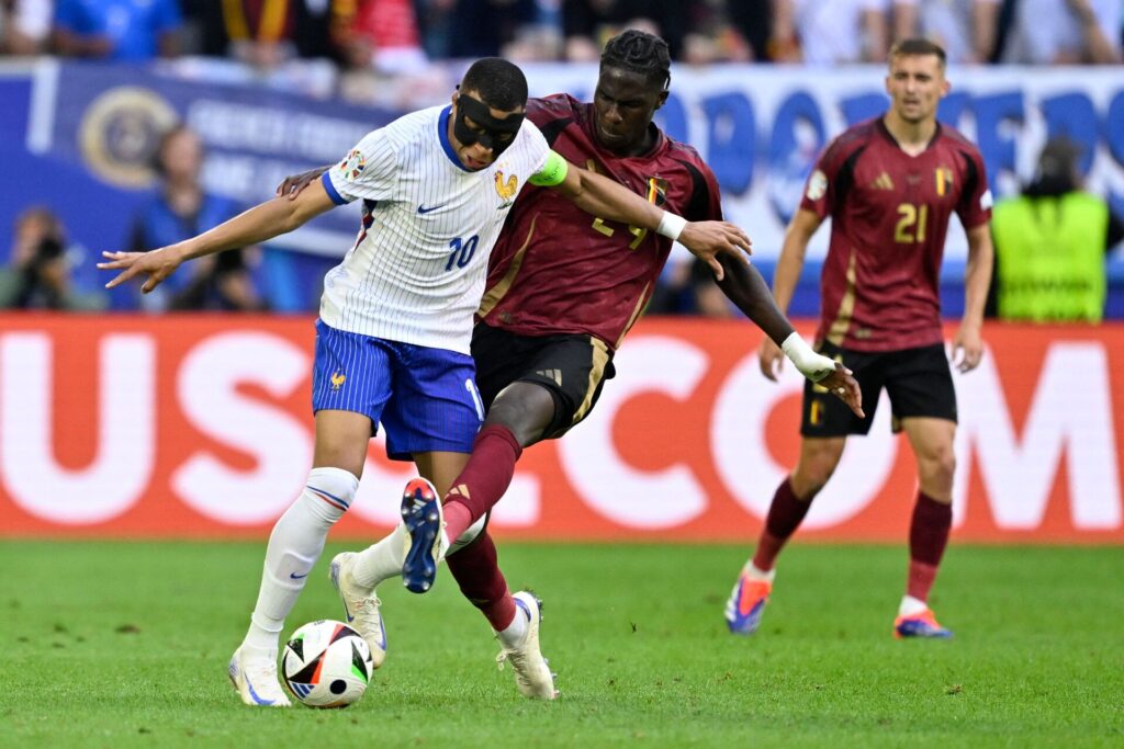 Kylian Mbappé forsøger at fastholde bolden mod Belgien.