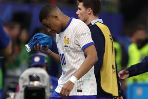 Frankrigs Kylian Mbappé bliver skiftet ud i EM-kvartfinalen mod Portugal.
