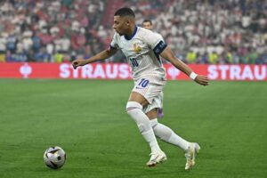 Kylian Mbappé med bolden i EM-semifinalen mellem Spanien og Frankrig.