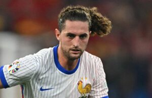 Adrien Rabiot løber med bolden for Frankrig