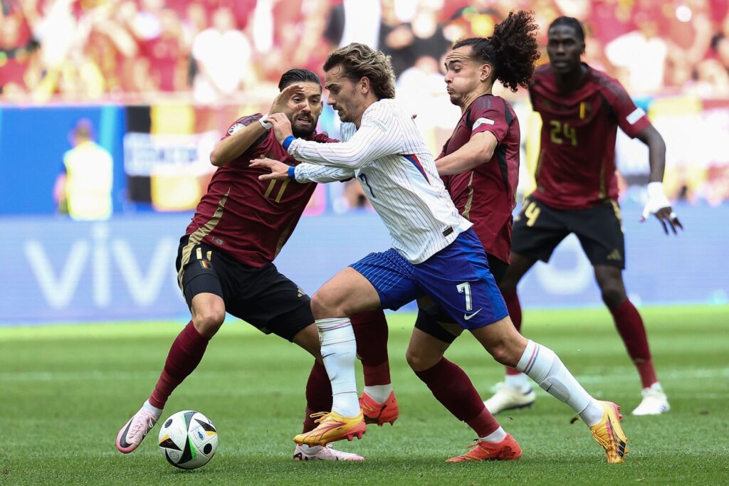 Frankrigs Antoine Griezmann dribler igennem belgiske spillere under EM i Tyskland.