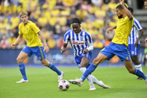 Franco Tongya, OB og Ohi Omoijuanfo, Brøndby IF i Superliga opgøret Brøndby Stadion mellem Brøndby IF og OB søndag den 30. juli 2023.